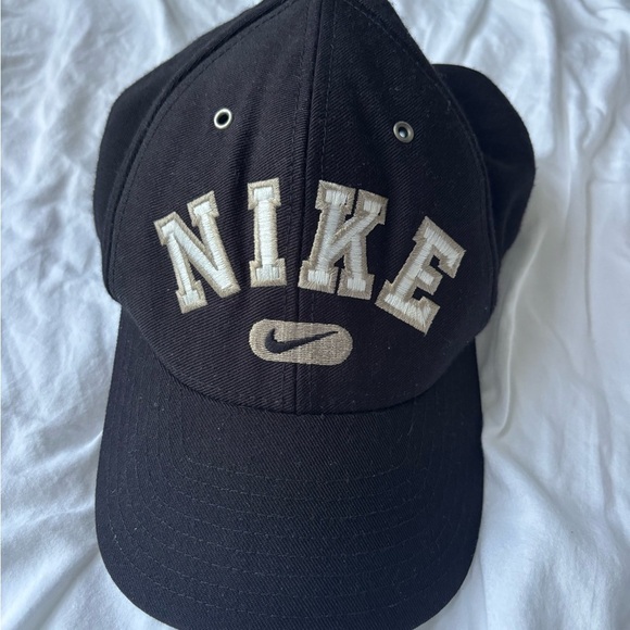 Nike Vintage Black Hat with White Logo - Picture 1 of 5